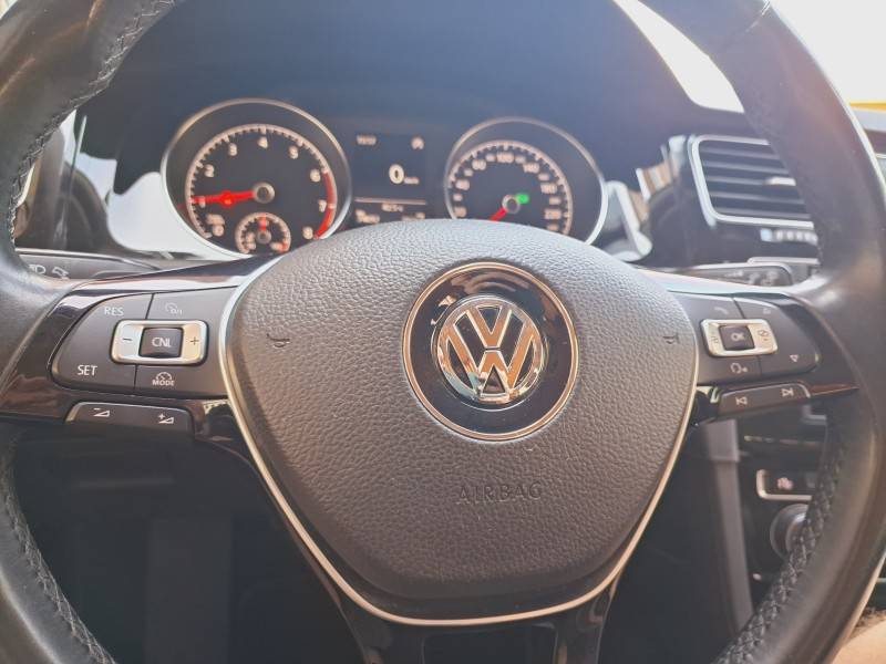 VOLKSWAGEN - GOLF - 2015/2015 - Branca - R$ 85.900,00